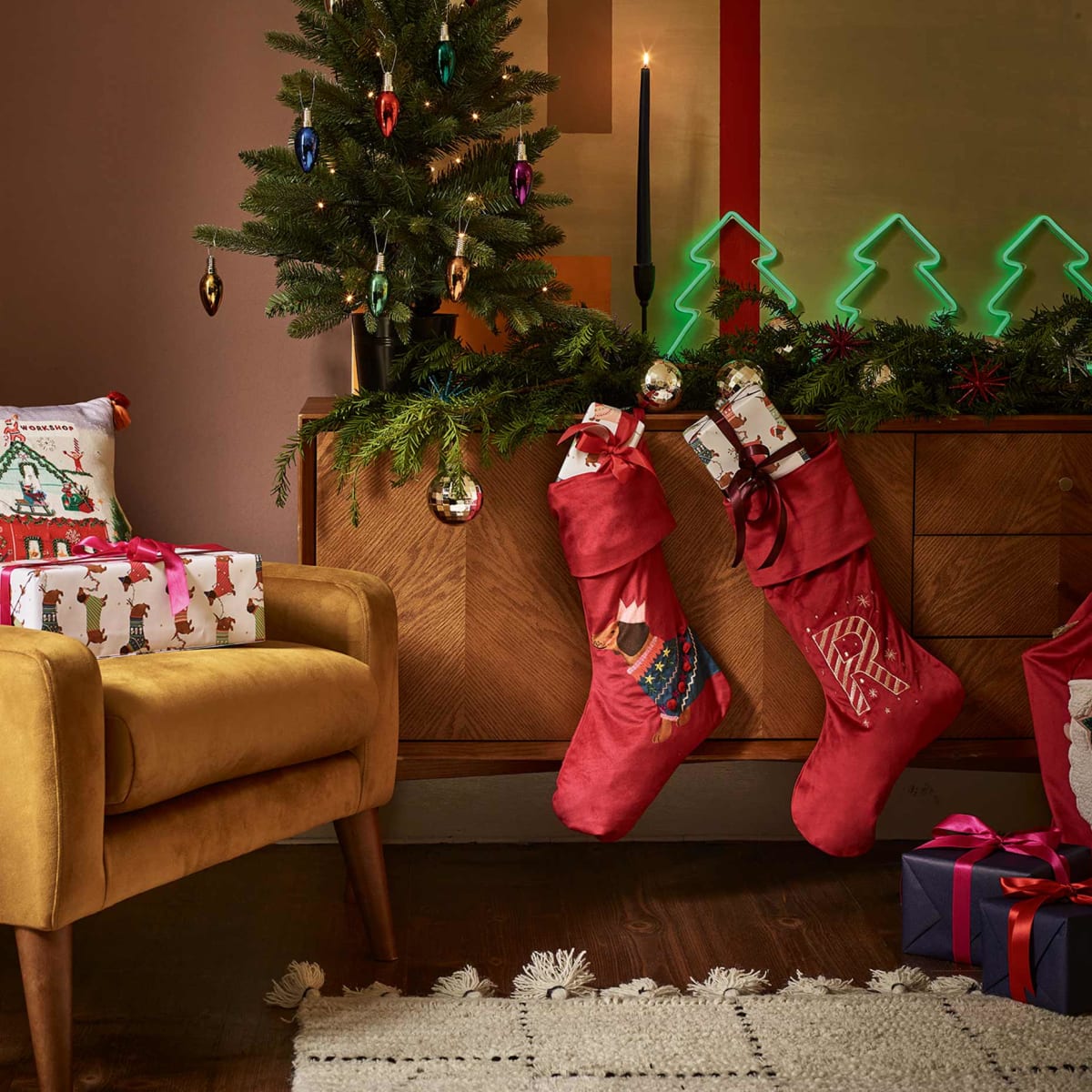 Plusieurs décorations de Noël.