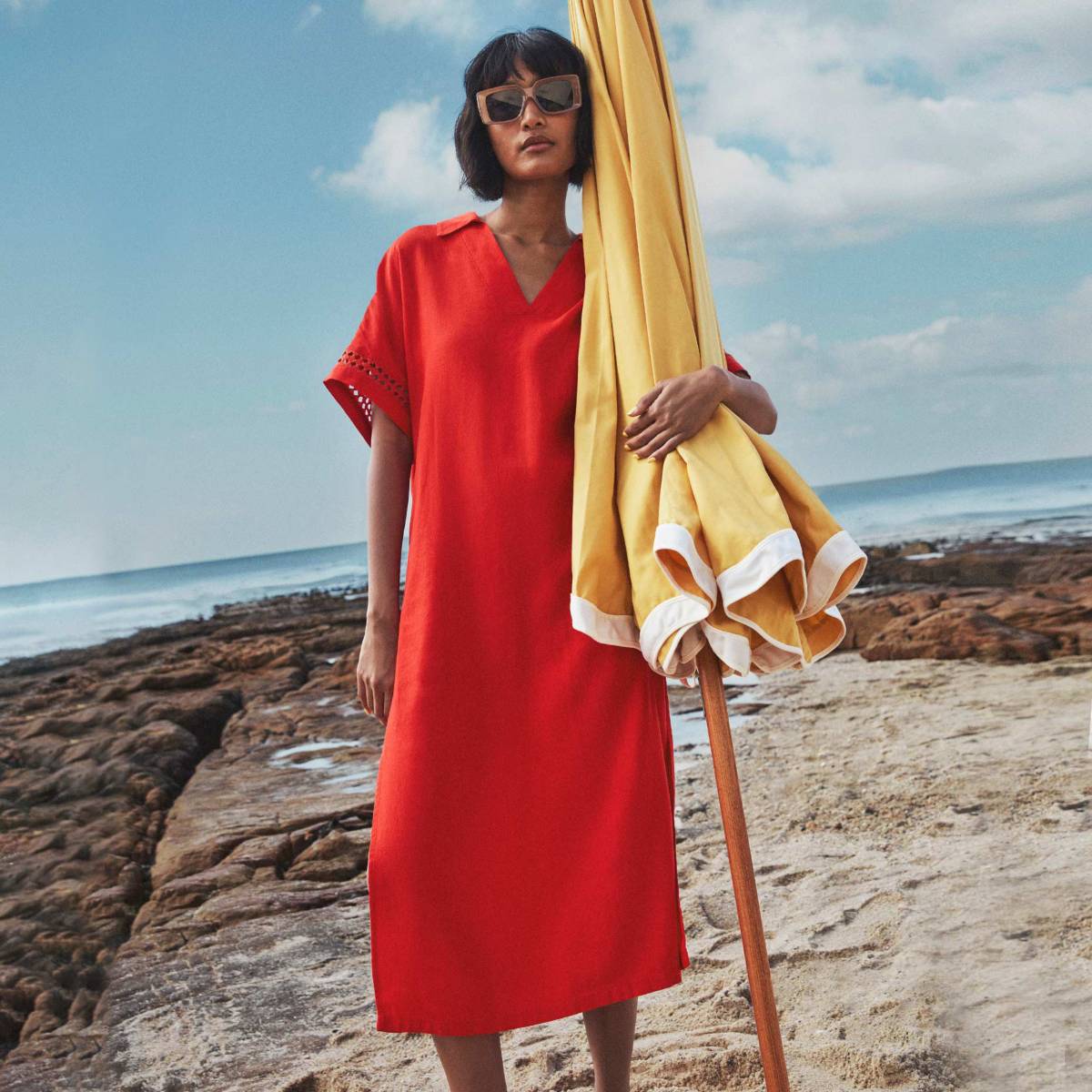 Femme en robe de plage rouge