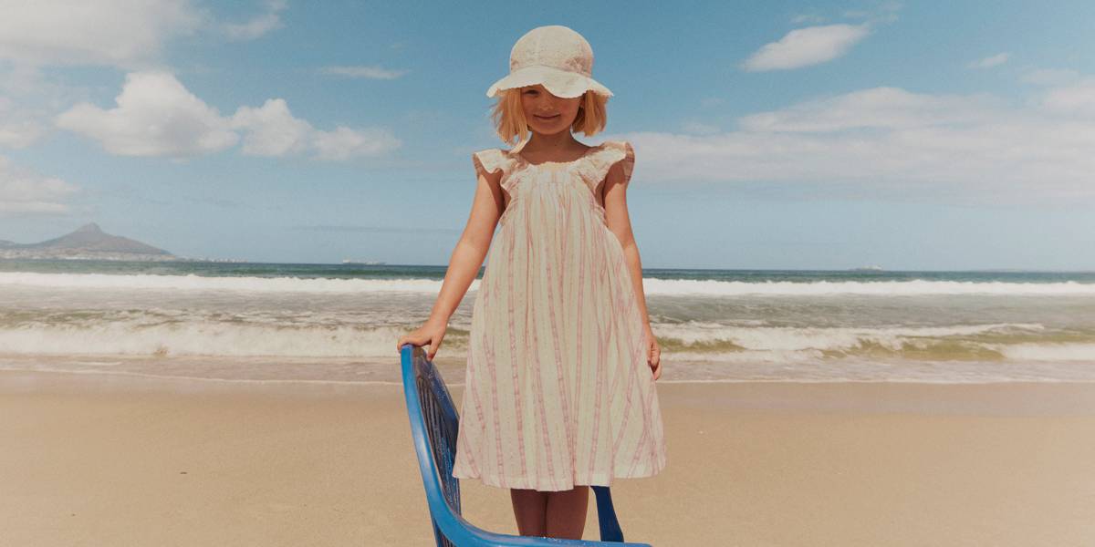  Girl wearing white and pink summer dress and white hat